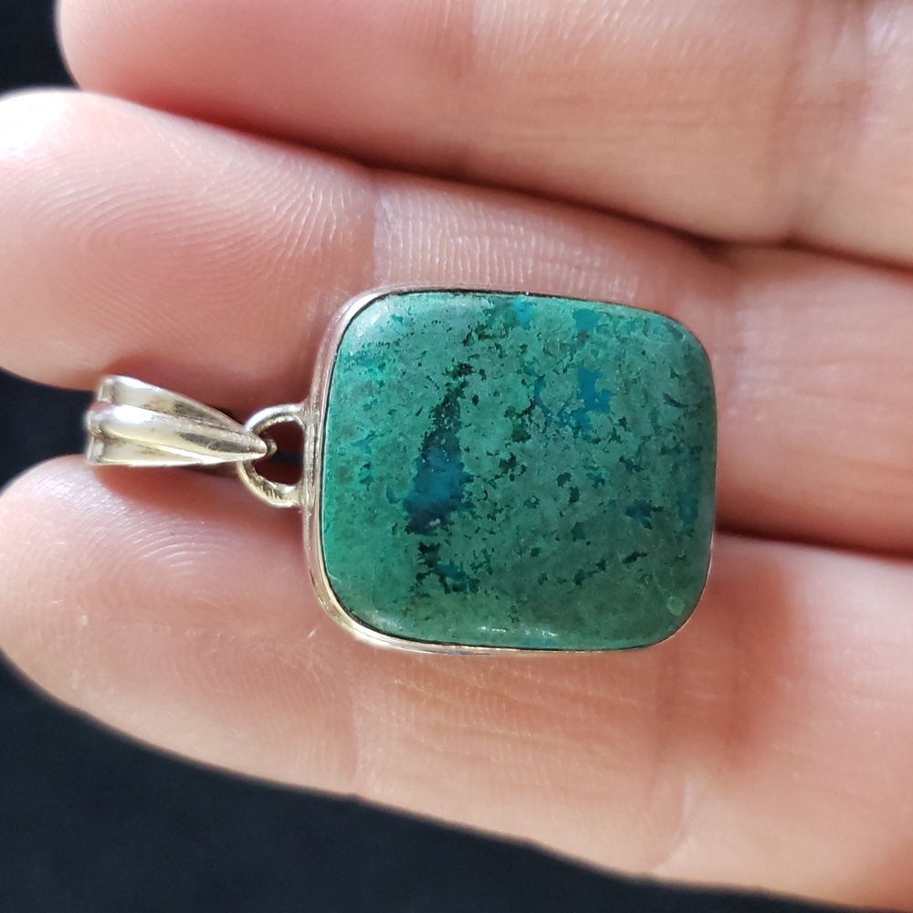 Elegant Green Stone Pendant